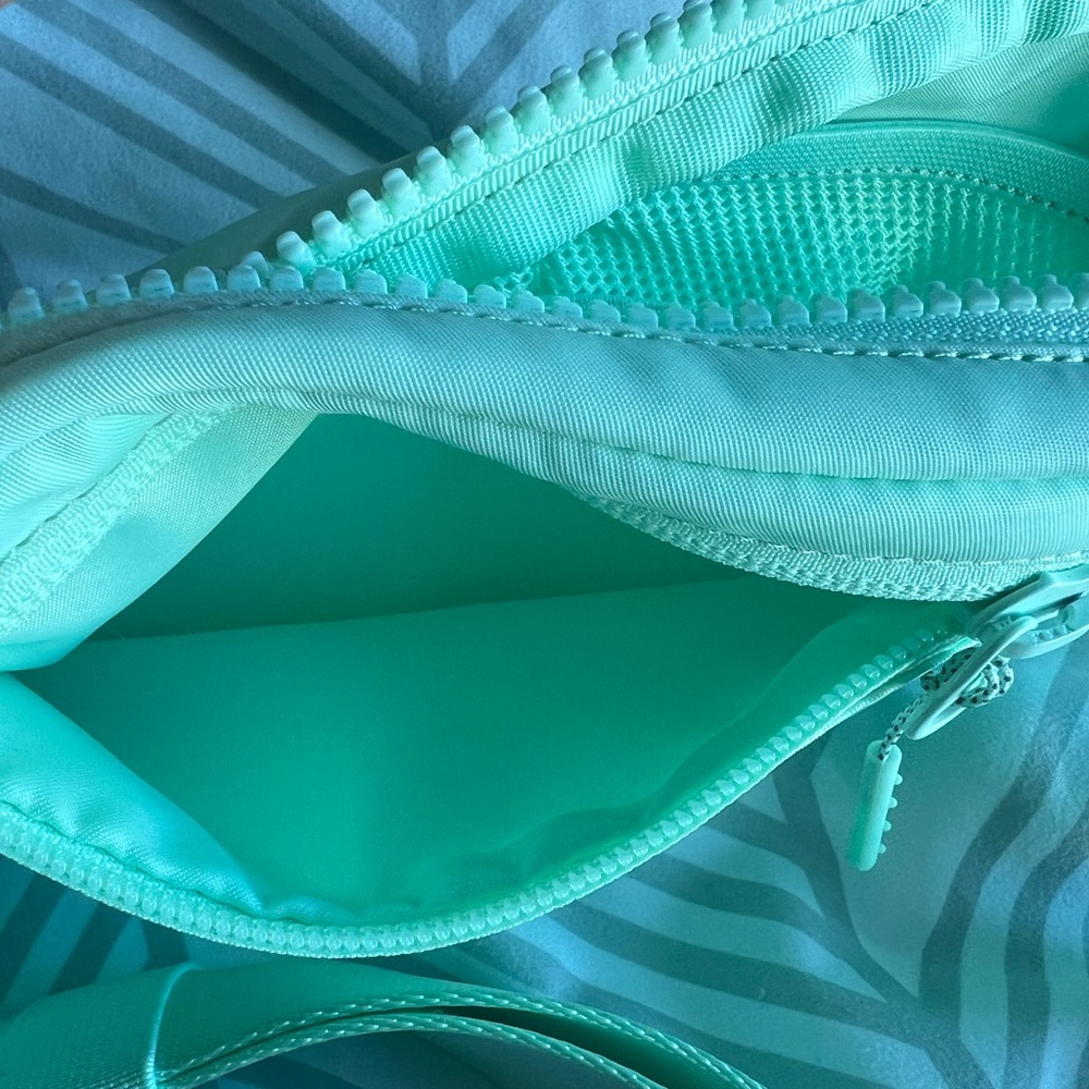 EUC Lululemon belt bag - Picture 5 of 6
